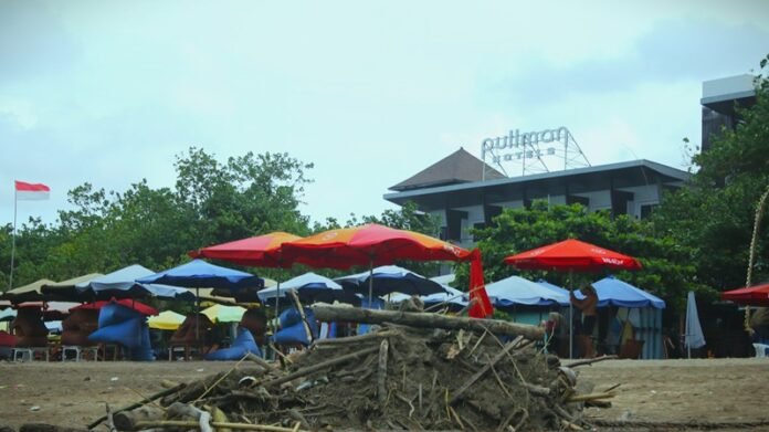 Kondisi Pantai Kuta Yang dipenuhi Sampah kiriman