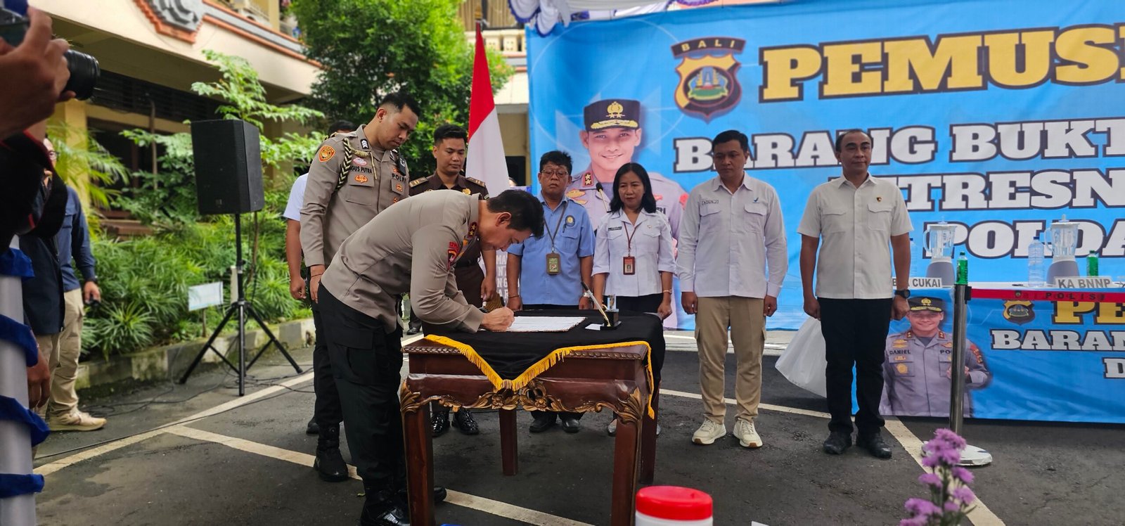 Bali Chief Police signed all the eveidence of narcotics to be destroyed