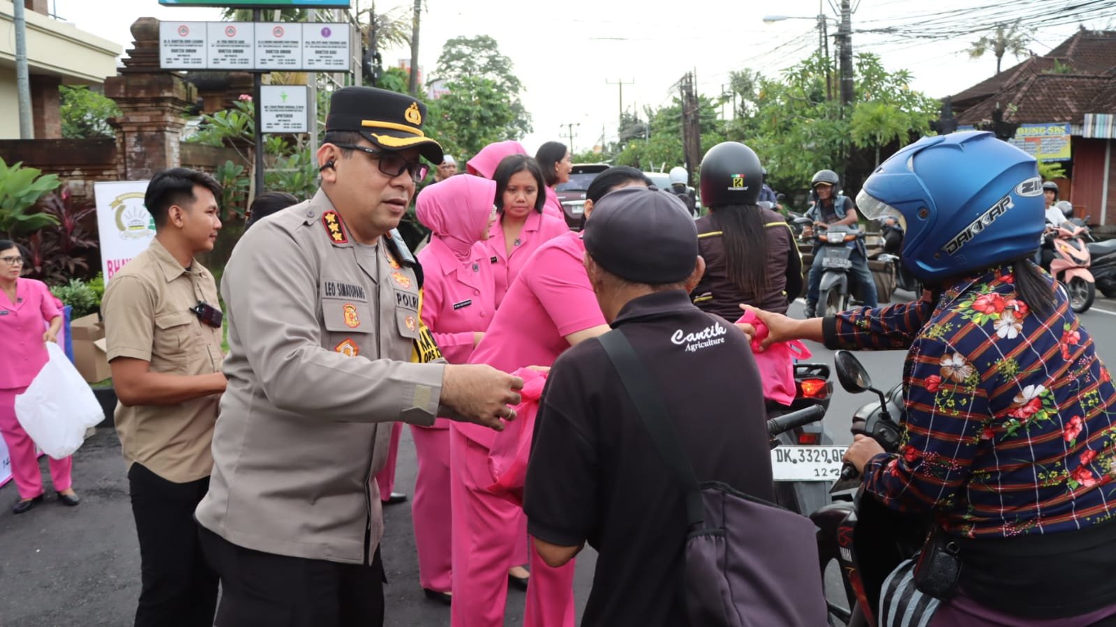 Denpasar Chief Police giving takjil on the street of denpasar