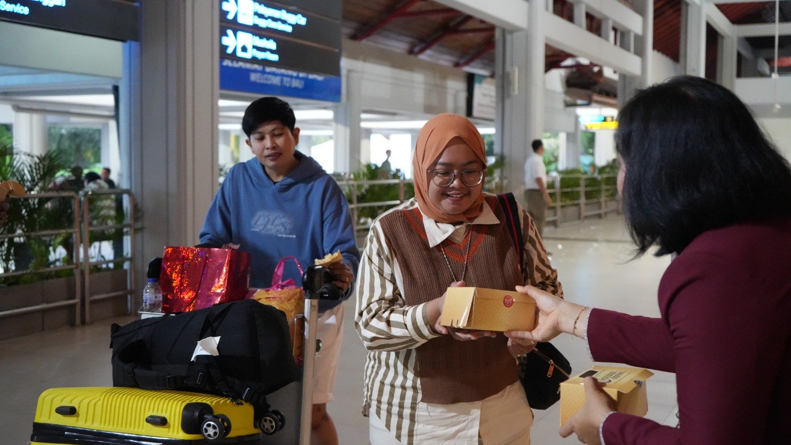 Giving Takjil Ramadhan in Ngurah Rai Airport Bali 