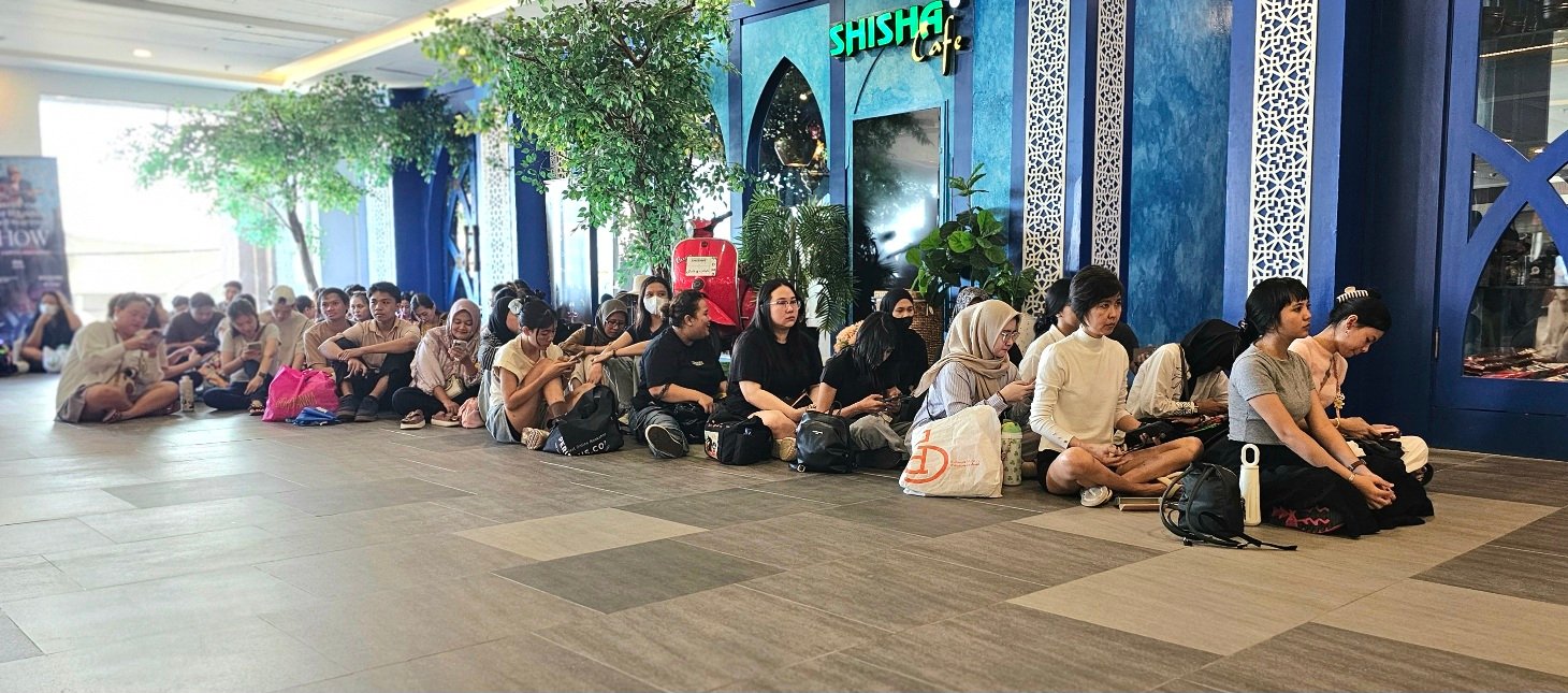 The Wolfies queing since early morning for the opening BBW today 