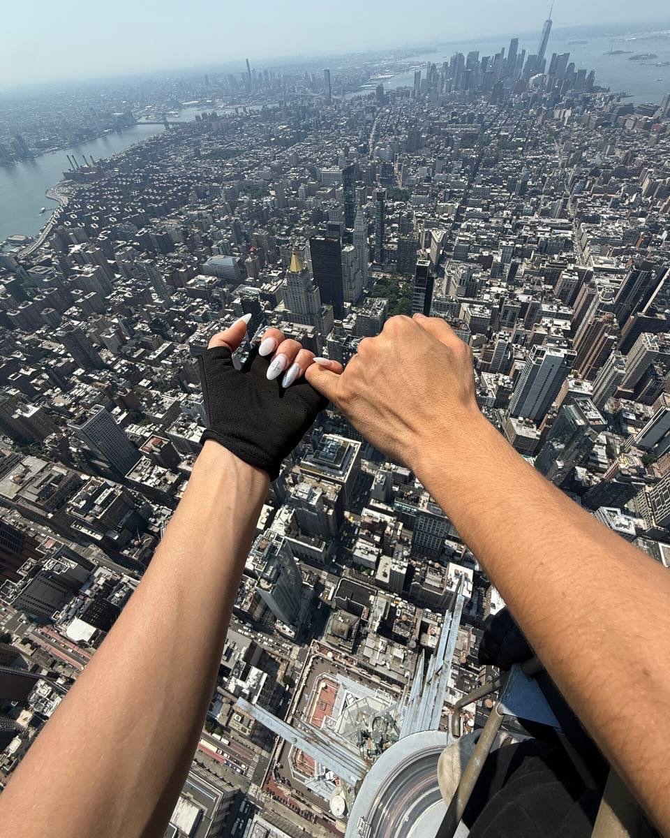 Russians Stunt Expert Couple Ivan Kuznetsov and Angela Nicolaou On Top Of The Empire State Building