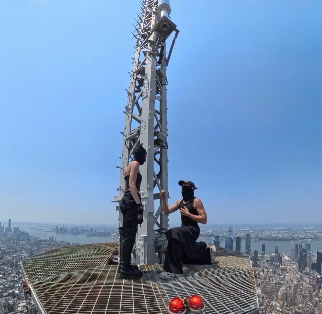 Russians Stunt Expert Couple Ivan Kuznetsov and Angela Nicolaou On Top Of The Empire State Building